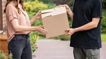 Lieferservice - Lieferant übergibt Paket (GS670115.jpg)